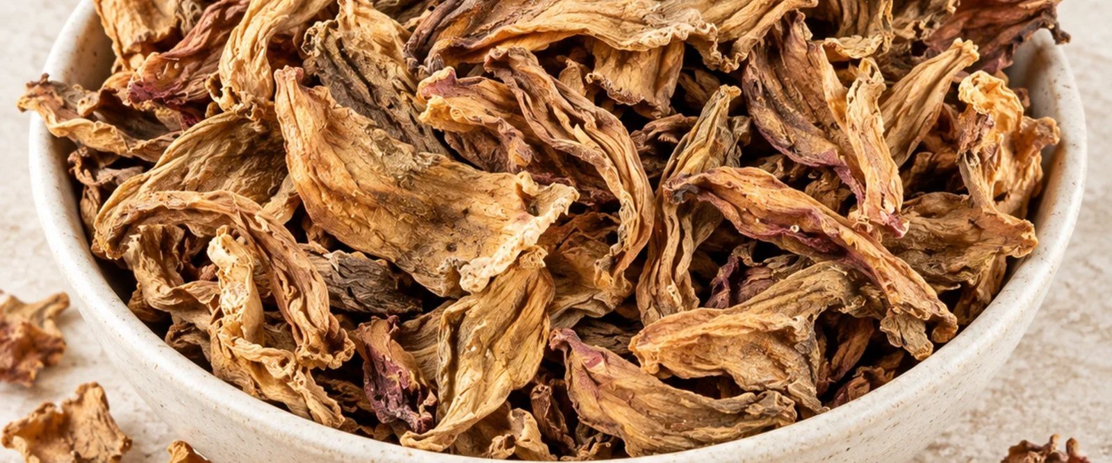 Dried white hibiscus calyces from Senegal